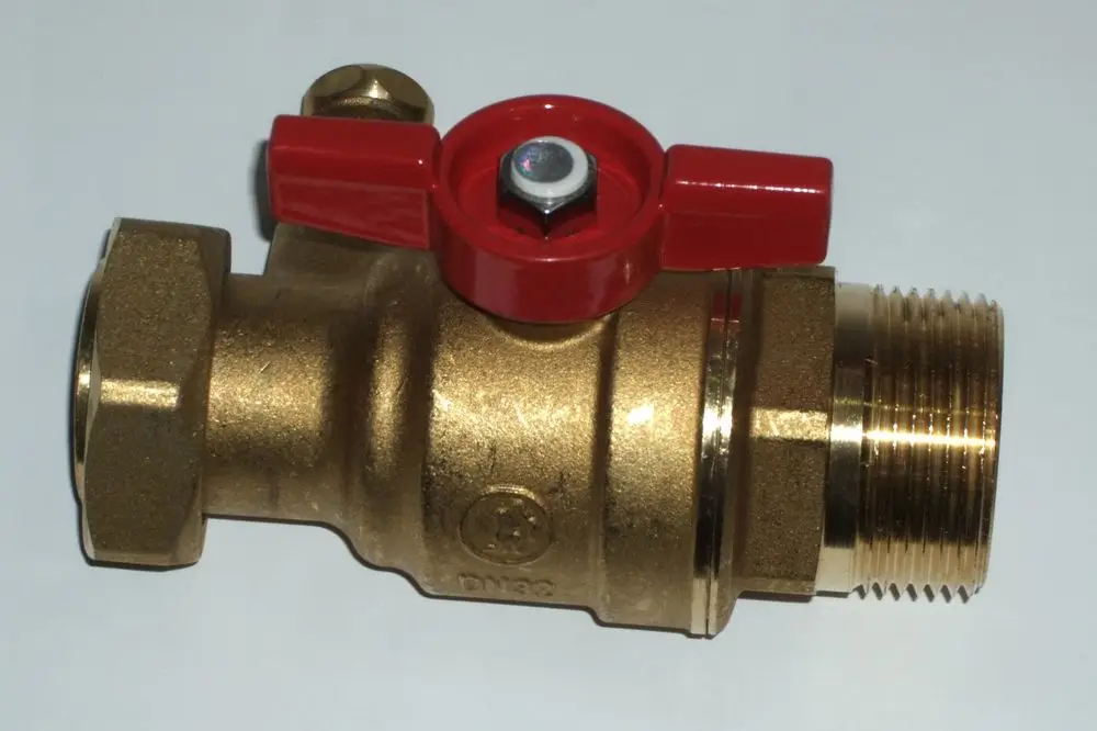 Kugelhahn aus Messing mit rot lackiertem Handgriff, geeignet für Rohrverbindungen, möglicherweise von Daikin, zur Steuerung des Durchflusses von Flüssigkeiten.